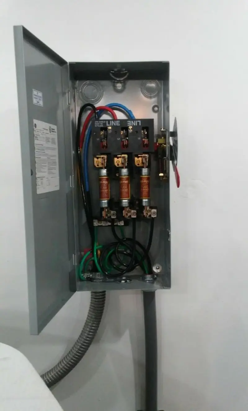 Three-phase disconnect switch installed for Smoke Detector Installation in Hopkinsville